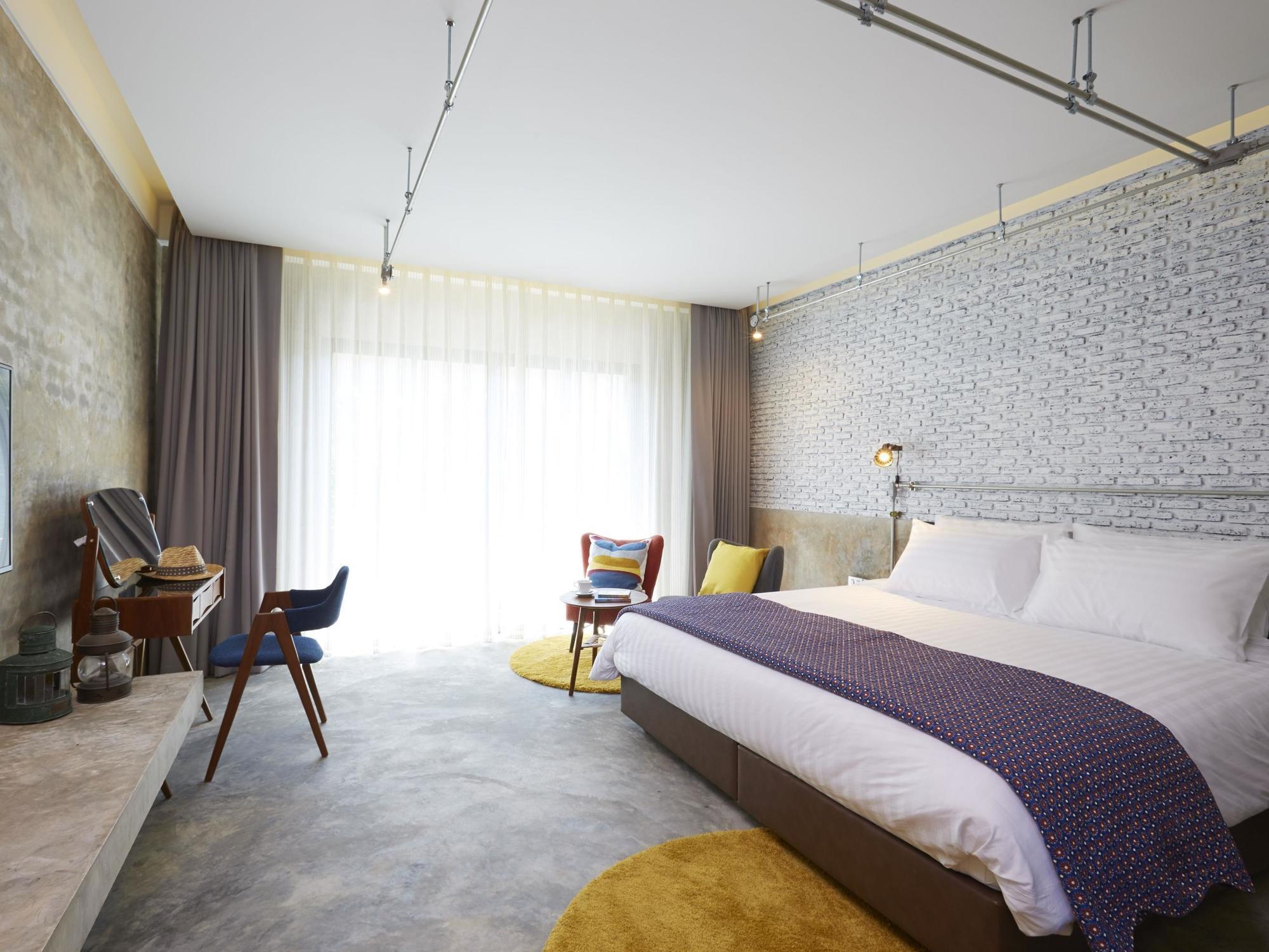 The Restro Hotel HHQ Buitenkant foto