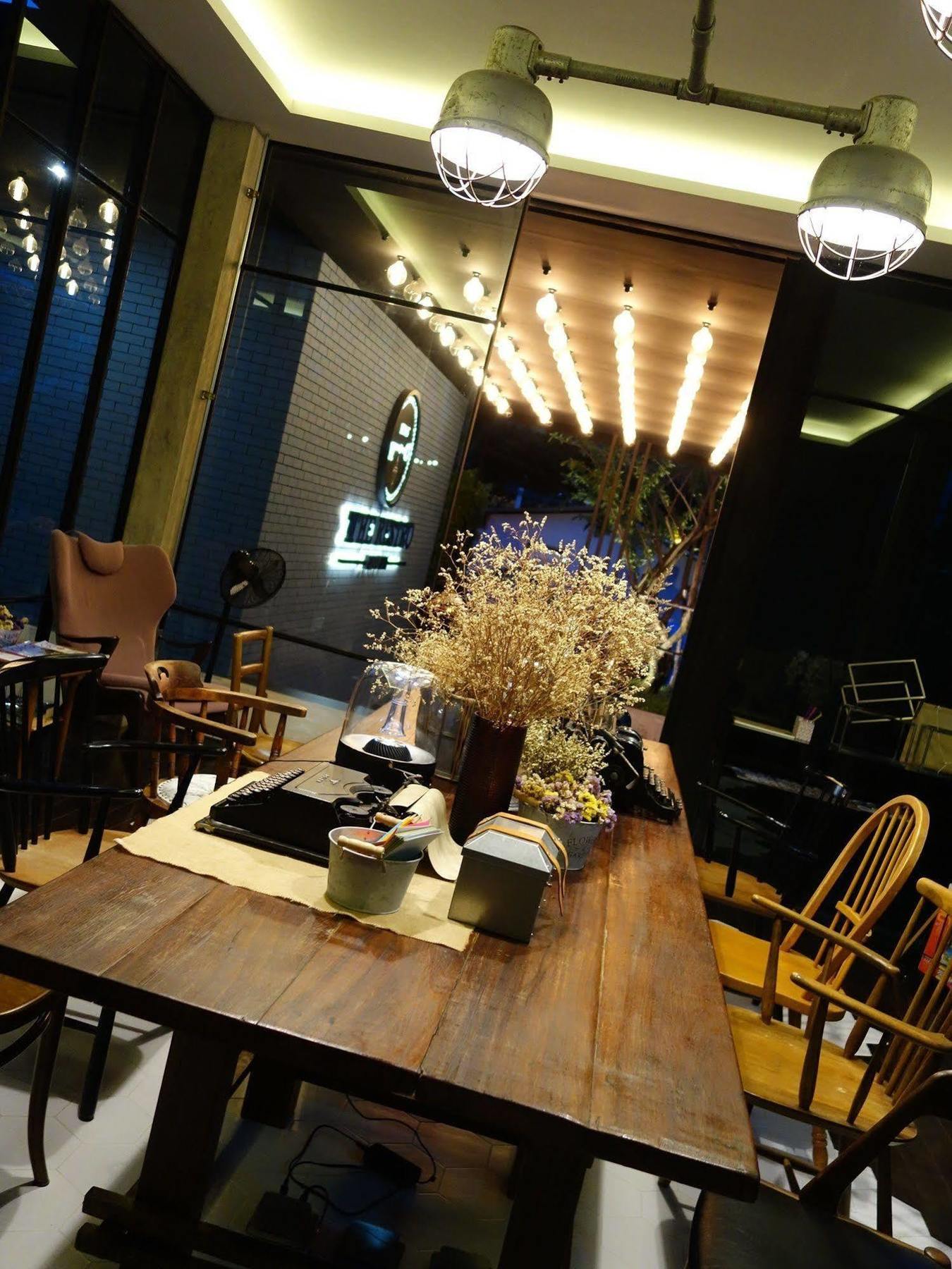 The Restro Hotel HHQ Buitenkant foto